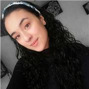 Profesora de matemáticas y química imparte clases a estudiantes de bachillerato y universidad